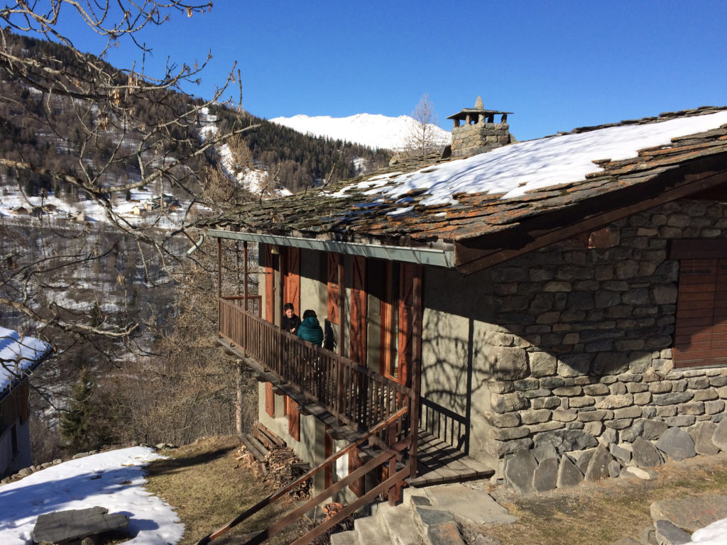 Chalet du Plan Chauzeau à Valmeinier : photographie de la façade sud et de son balcon suspendu.