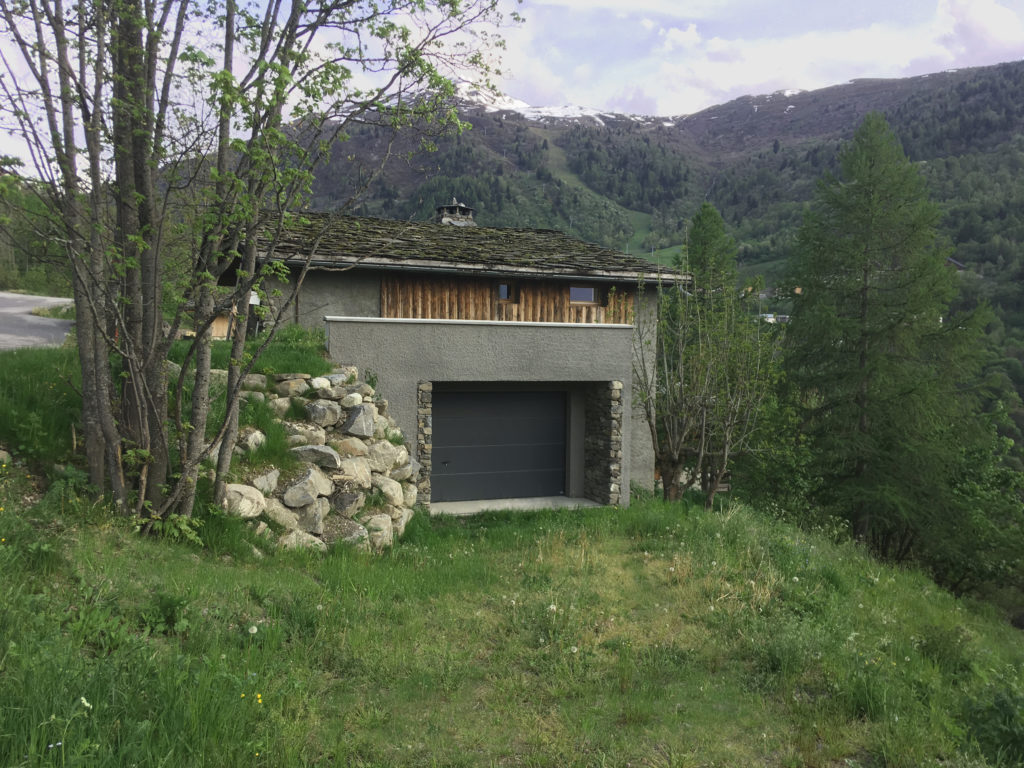 Chalet du Plan Chauzeau à Valmeinier : garage semi-enterré pour minimiser l’impact visuel.