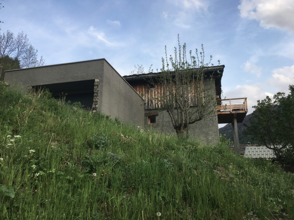 Chalet du Plan Chauzeau à Valmeinier : vue sur le chalet, l’extension et la terrasse.