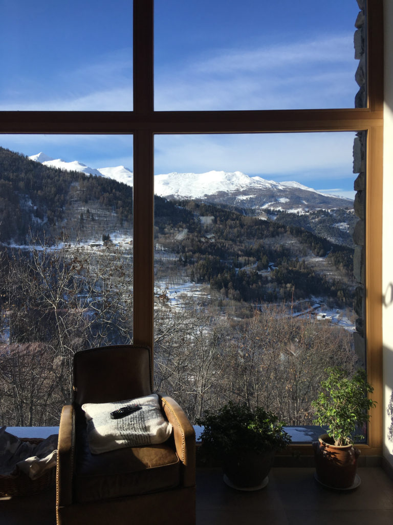 Gîte des Mille Thabor à Valmeinier : vue depuis le salon sur la vallée de la Maurienne et le col du Télégraphe.