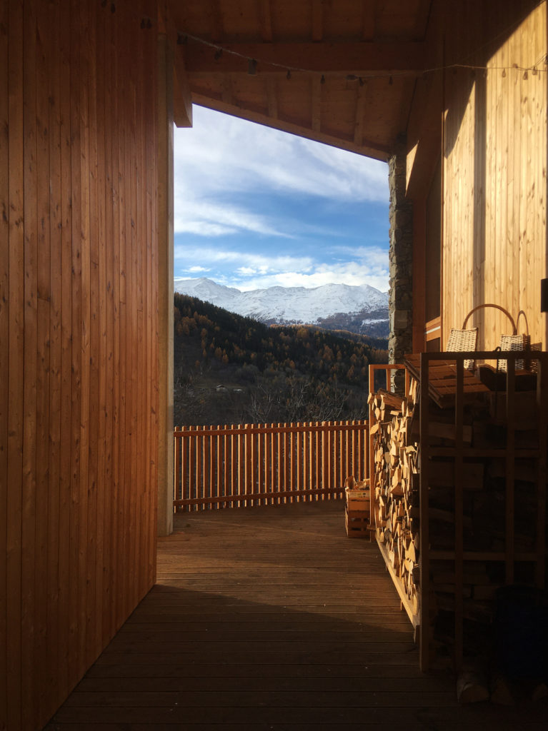 Gîte des Mille Thabor à Valmeinier : vue sur l'espace de circulation entre la partie habitation et la partie gîte.