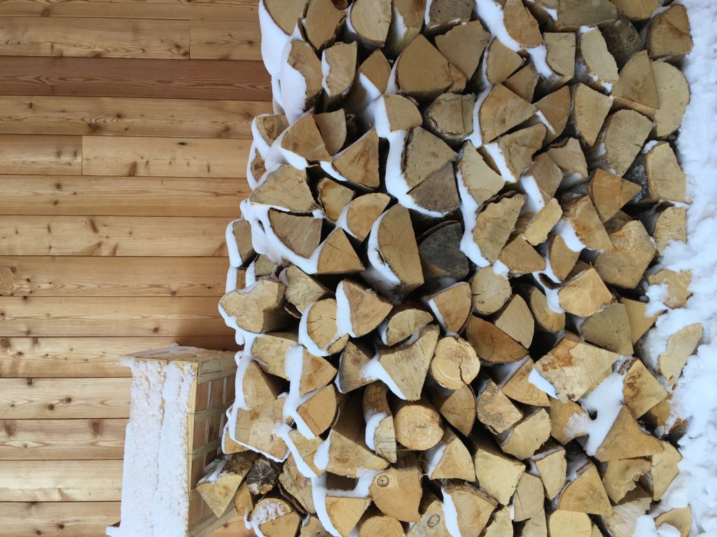Gîte des Mille Thabor à Valmeinier : bois de chauffage enneigé.