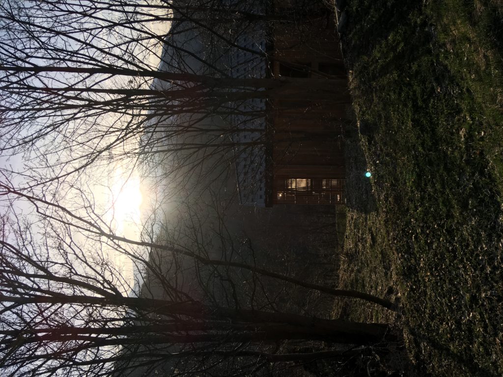 Gîte des Mille Thabor à Valmeinier : vue sur l’extrémité du gîte avec le prolongement en claire-voie bois du pignon en balcons suspendus.