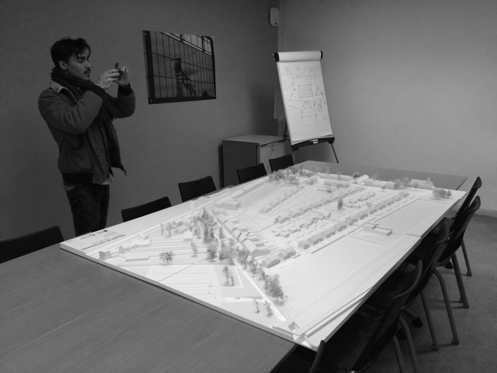 Maquette de consultation pour la ville de Lens sur l’îlot Parmentier de la cité ouvrière classée à l’UNESCO en face du Louvre Lens : présentation de la maquette.