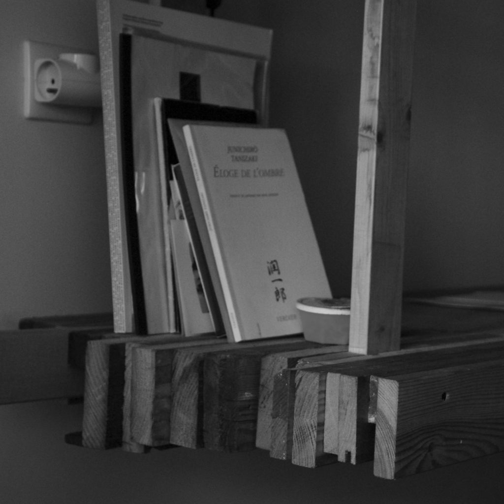 Bureau en bois récupéré et valorisé : les montants supportent le plateau et servent aussi de cale à livre.