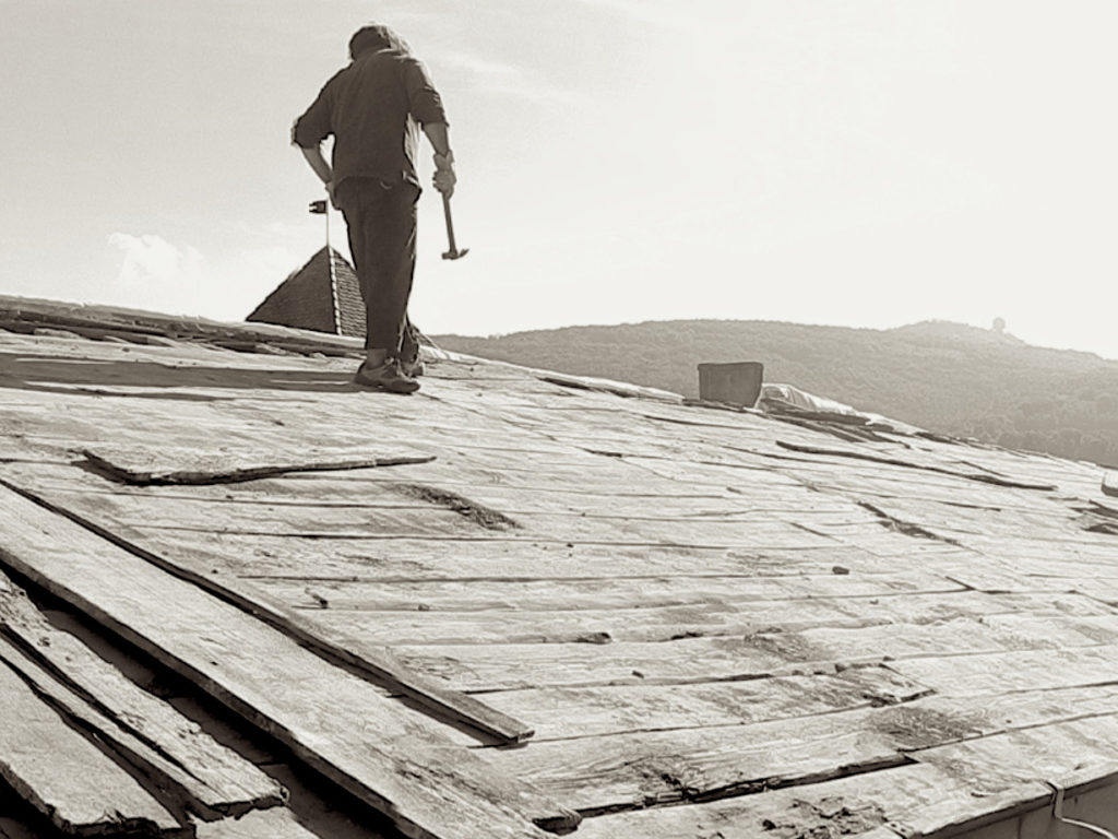 Photo du chantier de réfection du toit d’un corps de bâtiment dans un château en région lyonnaise.